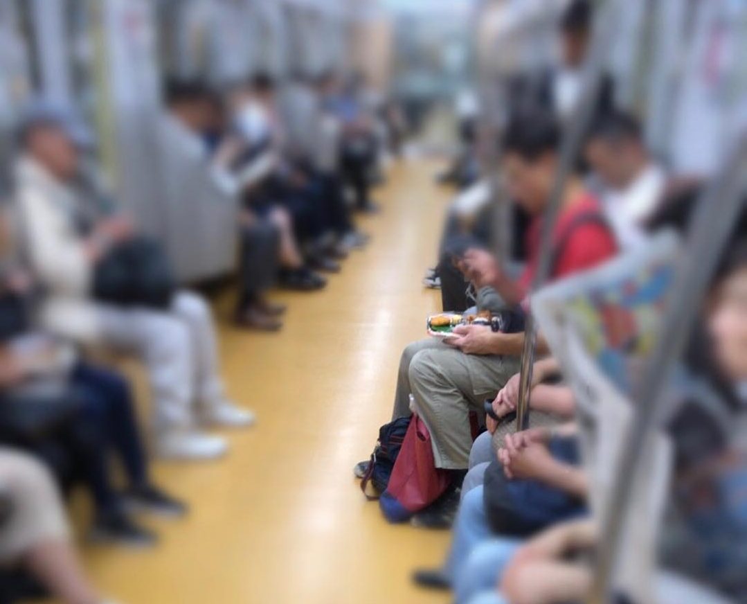 騒然とする電車内の様子
